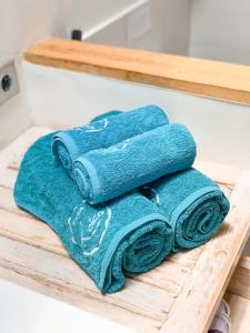 stos niebieskich ręczników na ladzie w obiekcie Villa Casa Koko w Gili Air