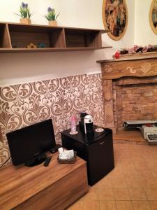 uma sala de estar com televisão e lareira em Casa vacanza da Giuseppe em Leonforte