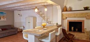 A seating area at Guglielmo Tell Suite