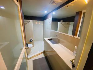 Pakor Boutique Resort في فانجنجا: حمام صغير مع حوض ومرآة