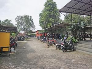 eine Reihe von Motorrädern auf einem Parkplatz in der Unterkunft SPOT ON 91860 Amazon Homestay Syariah 2 in Sukabumi