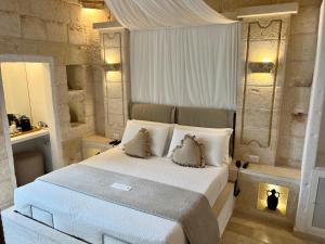 Postel nebo postele na pokoji v ubytování Vittorio Emanuele Charming Suites