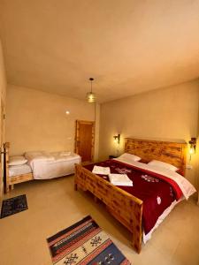 達納的住宿－Jabal Dana Hotel - the highest hotel in Jordan，一间卧室,配有两张床