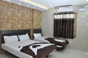 Hotel SAARA tesisinde bir odada yatak veya yataklar