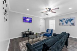 a living room with a couch and a ceiling fan at Family Friendly 2bdrm-Walk To At&t/Cowboys Stadium in Arlington