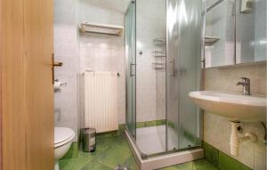 Ένα μπάνιο στο Beautiful Apartment In Portoroz