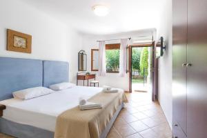 a bedroom with a bed with towels on it at Maltinas House in Mola Kalyva