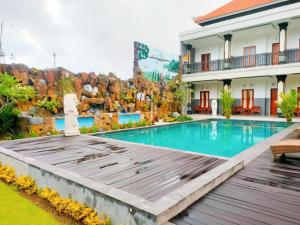 Bazén v ubytování SNA GUEST HOUSE nebo v jeho okolí
