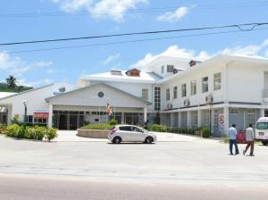 un coche blanco estacionado frente a un edificio en Le Comfort (self catering) en Anse Royale