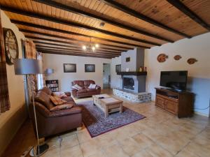 sala de estar con sofá y chimenea en Firs Lake, en Ruillé-le-Gravelais