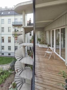 eine Wendeltreppe auf einem Balkon eines Hauses in der Unterkunft STILVOLL und LUFTIG IM HERZEN VON LINZ in Linz