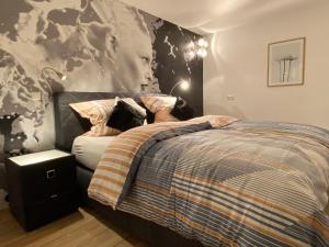 een slaapkamer met een bed met een kaart aan de muur bij Black Forest Villa in Lahr