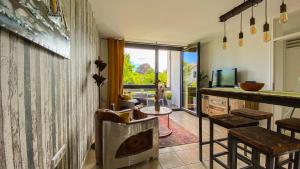Ruang duduk di Black Forest Villa