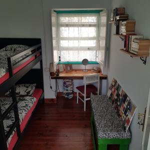 Schlafsaal mit einem Schreibtisch und einem Etagenbett in der Unterkunft Ratones de Biblioteca in La Laguna