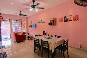 46 Jb Tmn Century 5Room 18pax near CIQ KSL Mall في جوهور باهرو: غرفة معيشة مع طاولة وكراسي وأريكة