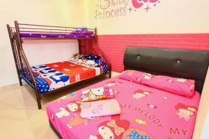 two bunk beds with hello kitty beds in a room at 46 Jb Tmn Century 5Room 18pax near CIQ KSL Mall in Johor Bahru