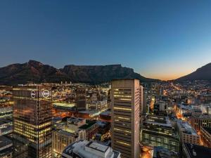 En generel udsigt til bjerge eller udsigt til bjerge taget fra lejligheden + 2 billeder