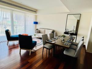 コロンボにあるCinnamon Life - Luxury 2 Bedroom Apartment.のリビングルーム(テーブル、椅子、ソファ付)