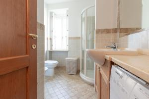 La salle de bains est pourvue d'un lavabo et de toilettes. dans l'établissement Patrioti 51 - Asiago Centro, à Asiago