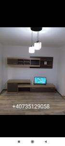 sala de estar con mesa y TV. en 4 Rooms Apartment, en Tulcea