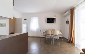 a kitchen and dining room with a table and chairs at Lovely Apartment In Seline With Wifi in Seline