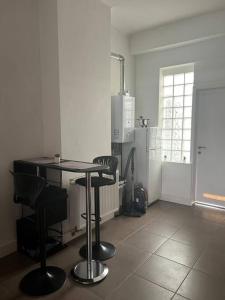 - une cuisine avec une table et des chaises dans la chambre dans l'établissement L Escapade Urbaine, à Bruxelles
