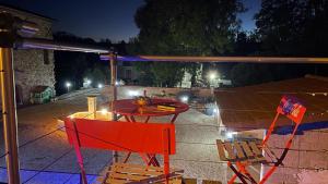 Patio alebo iná vonkajšia časť ubytovania Tour de charme atypique