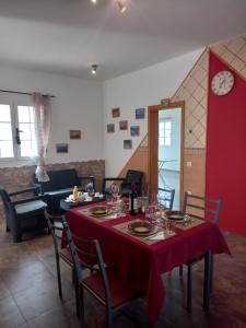 a living room with a table with a red table cloth at Grande Maison Rurale in Tuineje