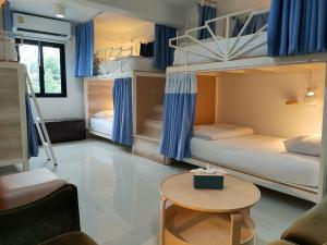 Postel nebo postele na pokoji v ubytování The Rock Samui Poshtel Lamai Beach