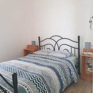 1 dormitorio con 1 cama con edredón azul y blanco en Ratones de Biblioteca, en La Laguna
