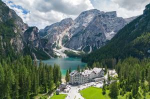 duży budynek w środku jeziora w obiekcie Hotel Lago di Braies w mieście Braies