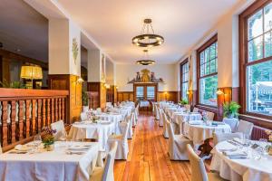 rzędu stołów w restauracji z białą pościelą w obiekcie Hotel Lago di Braies w mieście Braies