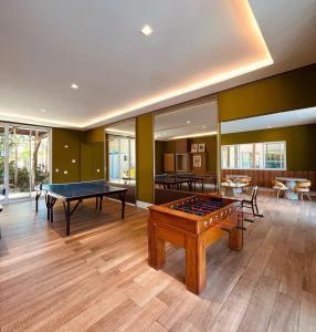 a room with a pool table and ping pong ball at Apto de luxo no Golfville Ideal para família e home office Prox do Beach Park in Aquiraz