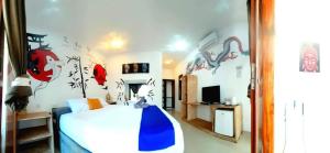 ein Schlafzimmer mit einem Bett mit einer blauen Decke in der Unterkunft Dream Hotel in Gili Trawangan