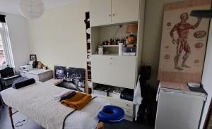 um quarto com uma cama num quarto com uma parede em Airbnb 'Logeren aan het plein' in het centrum van Meppel em Meppel