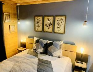 Cama ou camas em um quarto em Apartment in Morzine - Ski In - Sleeps 6