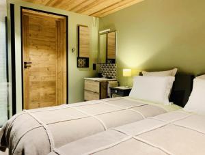 Ліжко або ліжка в номері Apartment in Morzine - Ski In - Sleeps 6