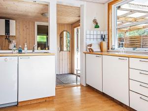 Kuchyň nebo kuchyňský kout v ubytování Holiday home Ebeltoft CCIII