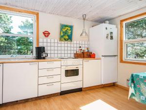 Kuchyň nebo kuchyňský kout v ubytování Holiday home Ebeltoft CCIII