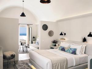 Кровать или кровати в номере Santo Pure Oia Suites & Villas