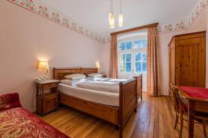 Een bed of bedden in een kamer bij Hotel Lago di Braies