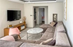 ein Wohnzimmer mit einem Sofa und einem Tisch in der Unterkunft 4 Bedroom Awesome Home In Piolenc in Piolenc