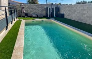 una piscina nel cortile di una casa di 4 Bedroom Awesome Home In Piolenc a Piolenc