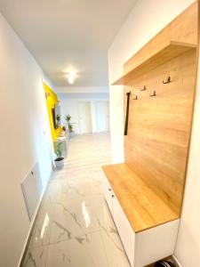 Un pasillo con escalera en una casa. en Hunyadi Luxury Kogalniceanu, en Sibiu