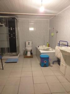 uma casa de banho com uma banheira, um WC e um lavatório. em le repos du voyageur em Estadens