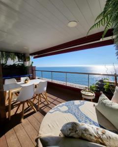 Elle comprend un balcon offrant une vue sur l'océan. dans l'établissement PARADISE SUITES Buenavista Beach, à Fuengirola