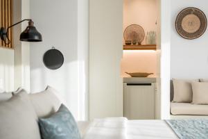 Кухня или мини-кухня в Santo Pure Oia Suites & Villas
