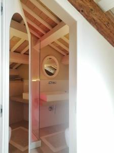 bagno con doccia in vetro e soffitto di CasaDei Home Design & Relax a Cervia