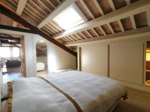 una camera da letto con un grande letto bianco e una finestra di CasaDei Home Design & Relax a Cervia