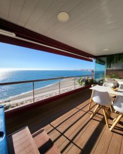 balcón con vistas al océano en PARADISE SUITES Buenavista Beach en Fuengirola